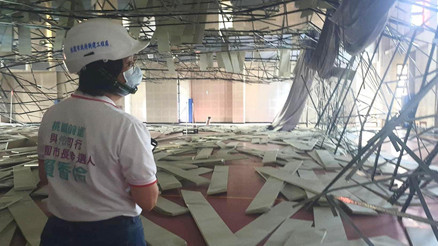 Tayvanda depremin şiddetine dayanamayan çatı sporcuların üzerine çöktü