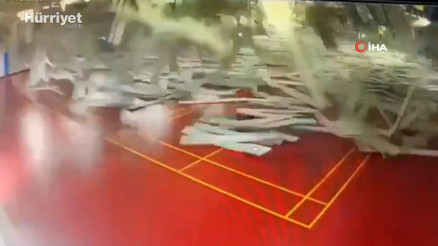 Tayvanda depremin şiddetine dayanamayan çatı, sporcuların üzerine çöktü
