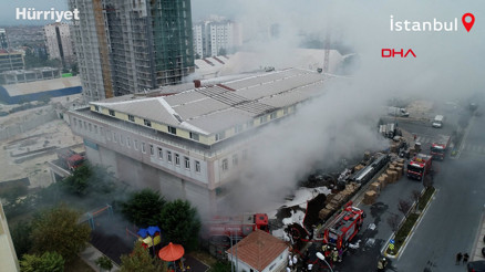 Beylikdüzü’nde depoda yangın çıktı, pazar yeri duman altında kaldı Beylikdüzü’nde depoda yangın çıktı, pazar yeri duman altında kaldı