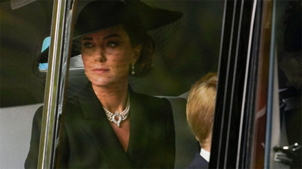 Kate, Kraliçenin ardından incileriyle ağladı