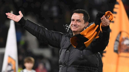 Hull City trafik kazası geçiren Acun Ilıcalının ameliyat olacağını açıkladı