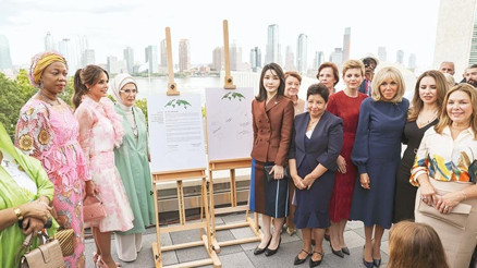 Türk mutfağında first lady buluşması: Lokum sarıp, akide şekeri kestiler Türk mutfağında first lady buluşması: Lokum sarıp, akide şekeri kestiler