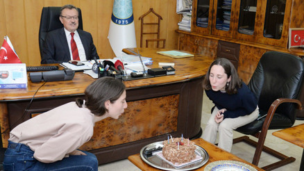 Doktor adayı ikizlere doğum günü sürprizi