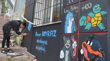 Üniversite harçlığını duvar resimleriyle çıkarıyor