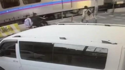 Sultangazide tramvaya çarpan motosikletteki bir kişi metrelerce sürüklendi Sultangazide tramvaya çarpan motosikletteki bir kişi metrelerce sürüklendi
