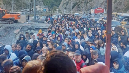 Ruslar akın akın kaçıyor... Gürcistan sınırından 115 bin kişi geçti