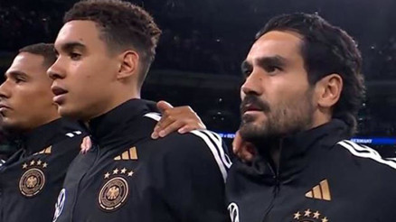 Almanya Milli Marşı okunurken İlkay Gündoğanın hareketi bazı Türk futbolseverleri çılgına çevirdi Almanya Milli Marşı okunurken İlkay Gündoğanın hareketi bazı Türk futbolseverleri çılgına çevirdi