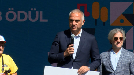 Bakan Ersoy Beyoğlunda fotomaratona katıldı