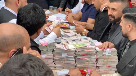 Banka değil aşiret düğünü Toplanan para dudak uçuklattı...