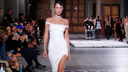 Bella Hadid podyuma yarı çıplak çıktı, seyircilerin gözü önünde böyle giydirdiler