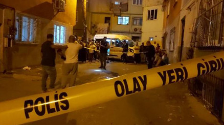 Tabanca ile havaya ateş ettiği için kendisini uyaran komşusunu vurdu