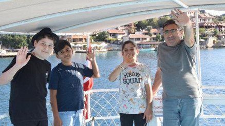 3 öğrenci, okul için her gün 20 mil deniz, 6 kilometre kara yolculuğu yapıyor