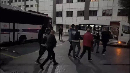 Borsada manipülasyon iddiasıyla gözaltına alınan 8 şüpheli adliyeye sevk edildi