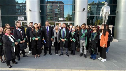 Hakim, avukatların tepki göstermesi üzerine ’can güvenliği’ gerekçesiyle salonu terk etti