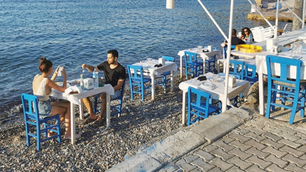 Ege’nin sarı yazında, ıssızlığın kıyılarında
