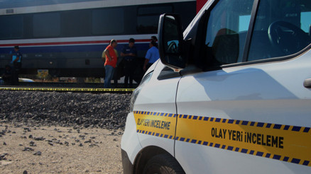 Adanada feci ölüm Yolcu treni çarptı