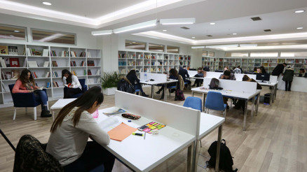 Üyeleriyle dolu kütüphaneler