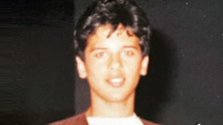 1987… Şişli Terakki Lisesi Şimdi boyunca iki oğlu var...