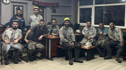 8 arkadaşıyla fotoğrafını paylaştı, Geriye bir ben kaldım yazdı 8 arkadaşıyla fotoğrafını paylaştı, Geriye bir ben kaldım yazdı