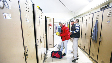 Ağabeyin en zor anı... Eşyaları yakınlarına teslim edildi Ağabeyin en zor anı... Eşyaları yakınlarına teslim edildi