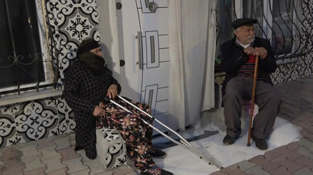 Büyük vicdansızlık Ev sahibi kilidi değişitirince yaşlı çift gözyaşlarına boğuldu