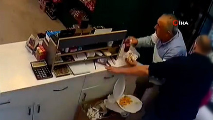 Depreme yemek yerken yakalandı... İçeceğini alıp dükkandan kaçtı