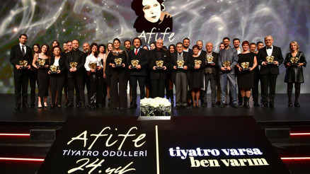 Afife şehir tiyatrolarına gitti