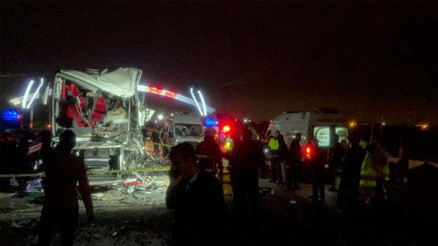 Batmanda TIR ile otobüs çarpıştı 2 ölü çok sayıda yaralı var