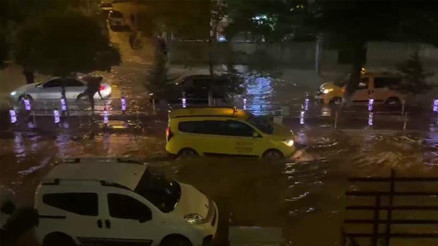 Siirtte sağanak yağış su baskınlarına ve heyelana neden oldu Caddeler dereye döndü