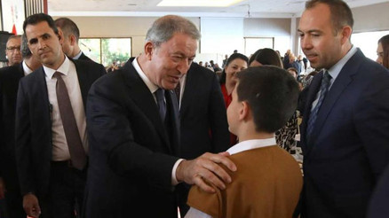 Bakan Akar Edirnede gençlerle bir araya geldi: Uçak da tank da yapacağız Bakan Akar Edirnede gençlerle bir araya geldi: Uçak da tank da yapacağız