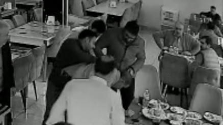 Lokantada panik anları... İş yeri sahibi heimlich manevrasıyla kurtardı