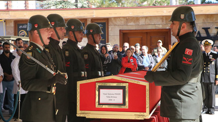 Otomobilin çarpmasıyla ölen doçent, son yolculuğuna uğurlandı