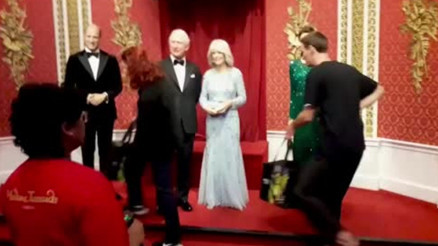 Çevre aktivistleri Kral Charlesın heykelini hedef aldı