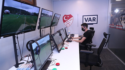 VAR hakemleri sanki güzellik yarışmasındalar
