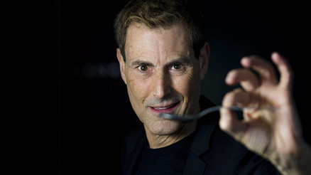 Yıllarca kaşık bükmekte kullandığı gücüyle şimdi gol attırıyor() Uri Geller İskoçyada bir takıma başkan oldu