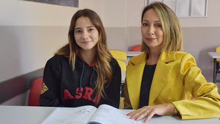 Depremzede öğretmen ile öğrencinin örnek dayanışması