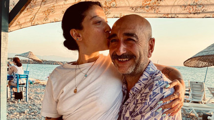 Romantik kutlama Ünlü şarkıcıdan 5inci yıl pozları...