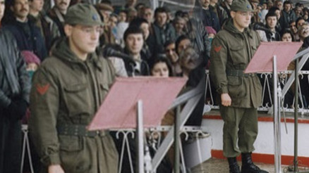 Mikrofon askerde de peşimi bırakmadı