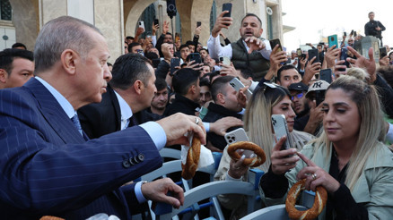 Cumhurbaşkanı Erdoğan, Taksimde vatandaşlara simit dağıttı