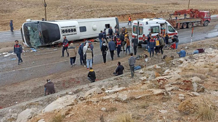 Sivasta göçmenleri taşıyan otobüs devrildi: 2 ölü, 10u ağır 30 yaralı
