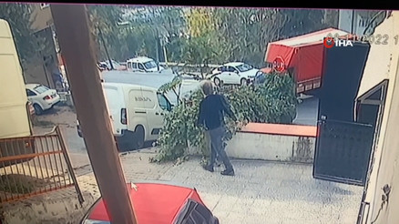Kontrolden çıkan kamyonet 4 araca çarptı, motosikleti ezdi... O anlar kamerada Kontrolden çıkan kamyonet 4 araca çarptı, motosikleti ezdi... O anlar kamerada