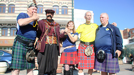 Diyarbakır’da Türkiye maçı öncesi İskoçlar kilt, yerli halk giydiği şalvarla bir araya geldi