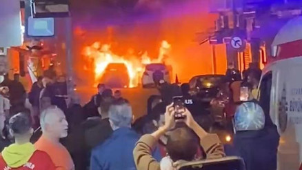 Fatihte korkutan otomobil yangını Alevler park halindeki araçlara sıçradı