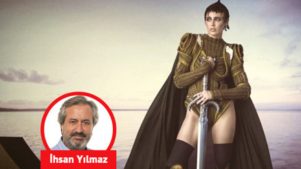 Altın rengi protez bacaklarıyla Pirelli Takvimi’nde