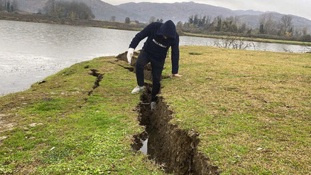 Düzce depremi toprakta çatlaklar oluşturdu