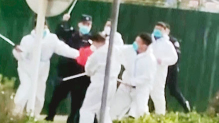 Çin’de iPhone çalışanlarına sopalı müdahale