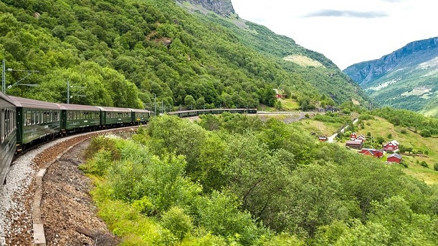 Hayallerle düşler arasında, yeşil trenin peşi sıra