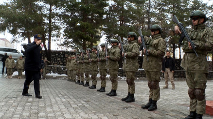 Son dakika... Bakan Akar ve komuta kademesi sınır hattında