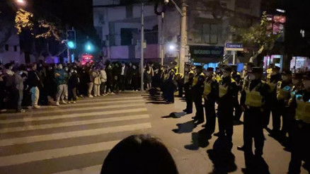 Çinin birçok kentinde Covid önlemlerine karşı protesto