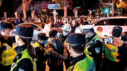 Çin’de sert korona tedbirlerine öfke